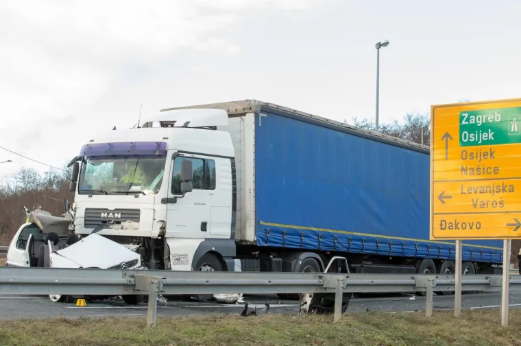Stravična nesreća u Đakovu: Kamion 'uni&scaron;tio' automobil, poginula 28-godi&scaron;njakinja