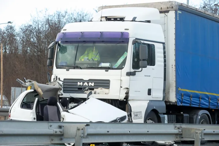 Stravična nesreća u Đakovu: Kamion 'uni&scaron;tio' automobil, poginula 28-godi&scaron;njakinja