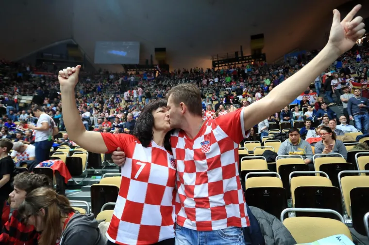 Oko deset tisuća Hrvata preplavilo je tribine Olimpijske dvorane M&uuml;nchenu u četvrtak, tijekom važne utakmice sa &Scaron;panjolskom koja odlučuje o pobjedniku skupine i o broju bodova koje će reprezentacije prenijeti u drugi krug.