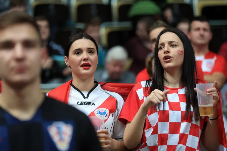 Interes za derbi skupine je bio ogroman pa su organizatori čak morali pro&scaron;iriti kapacitet i otvoriti stajaća mjesta u dvorani. Za vrijeme susreta s tribina se ori &ldquo;Zovi, samo zovi&rdquo;, &ldquo;Hrvatska, Hrvatska&rdquo; i &ldquo;Moja Domovina&rdquo;, kao i ostale navijačke i domoljubne pjesme.