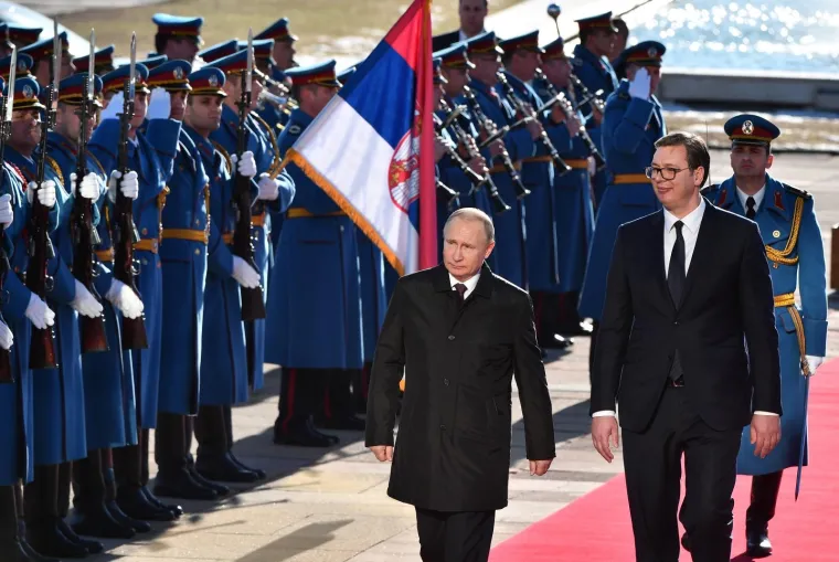 Svečani doček ispred Palače Srbija za predsjednika Ruske Federacije Vladimira Putina koji je stigao u službeni posjet Srbiji. Dvije zemlje potpisat ce dvadesetak sporazuma, memoranduma i protokola o suradnji, od gospodarstva i infrastrukture do znanosti i kulture. O Putinovoj sigurnosti brine vi&scaron;e od 5000 srbijanskih policajaca i pripadnika tajnih službi te oko 300 do 350 ruskih pripadnika sigurnosti. 
Photo: Srdjan Ilic/PIXSELL