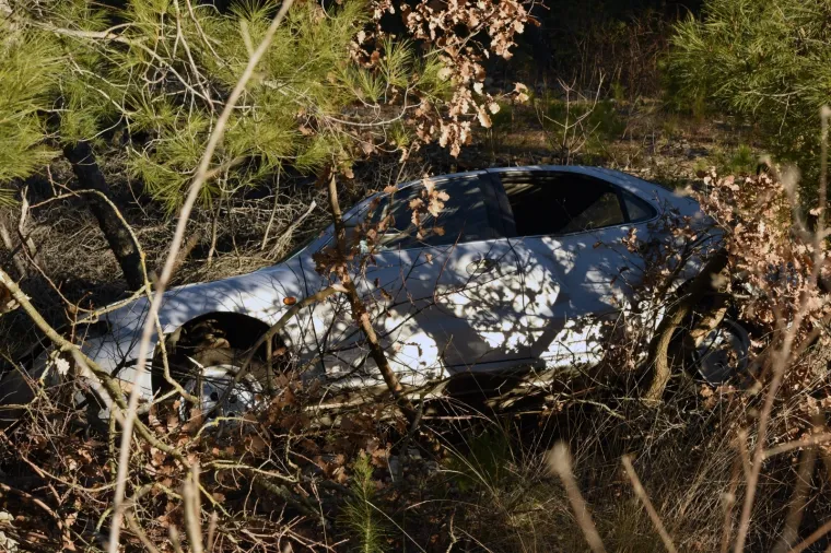 IZLETIO S CESTE U DUBRAVI KOD &Scaron;IBENIKA: Ozlijeđena je jedna osoba, liječnici joj pružaju pomoć