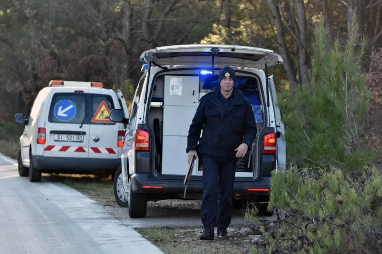 IZLETIO S CESTE U DUBRAVI KOD &Scaron;IBENIKA: Ozlijeđena je jedna osoba, liječnici joj pružaju pomoć