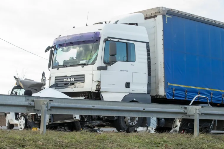 U sudaru automobila i teretnjaka u četvrtak u Đakovu poginula je 28-godi&scaron;njakinja na raskrižju ulice Franje Račkog i đakovačke obilaznice, dijela državne ceste D7., izvijestila je Policijska uprava osječko-baranjska.  Policija je u 11,55 sati primila dojavu o prometnoj nesreći teretnog vozila i automobila u kojem je bila 28-godi&scaron;njakinja, koja je preminula od zadobivenih ozljeda.  Očevid prometne nesreće je u tijeku.