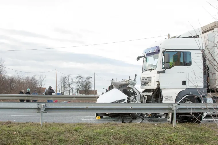 UŽAS KOD ĐAKOVA: U sudaru kamiona i osobnog vozila smrtno stradala jedna osoba