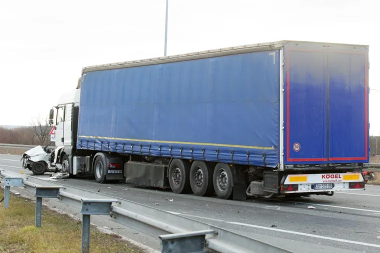 UŽAS KOD ĐAKOVA: U sudaru kamiona i osobnog vozila smrtno stradala jedna osoba