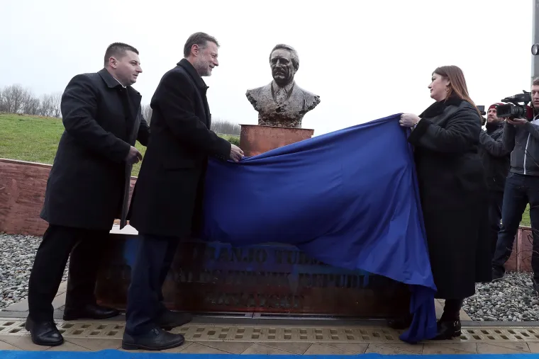 FOTO U Rugvici otkriven spomenik Tuđmanu: Sliči li ova bista na prvog predsjednika?