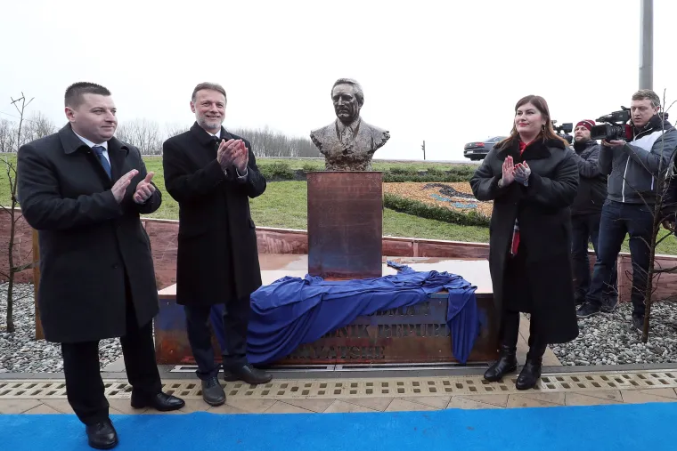 FOTO U Rugvici otkriven spomenik Tuđmanu: Sliči li ova bista na prvog predsjednika?