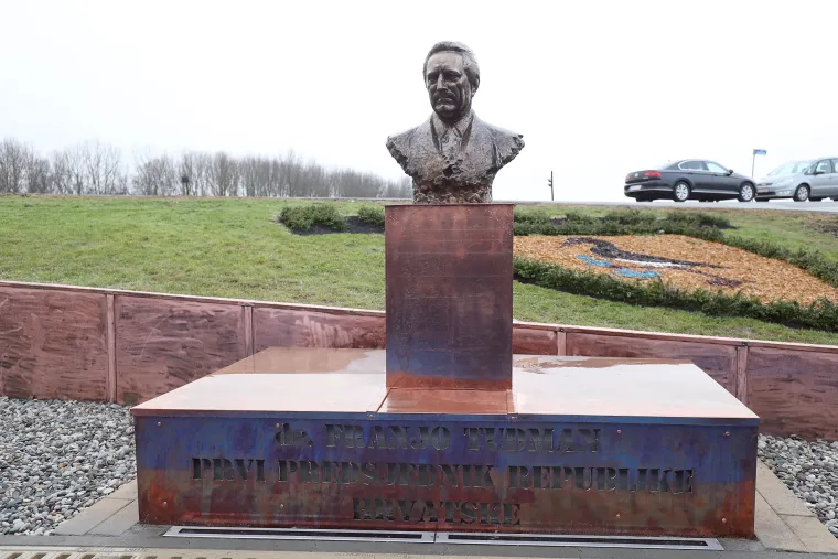 FOTO U Rugvici otkriven spomenik Tuđmanu: Sliči li ova bista na prvog predsjednika?
