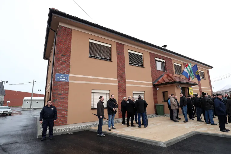 FOTO U Rugvici otkriven spomenik Tuđmanu: Sliči li ova bista na prvog predsjednika?