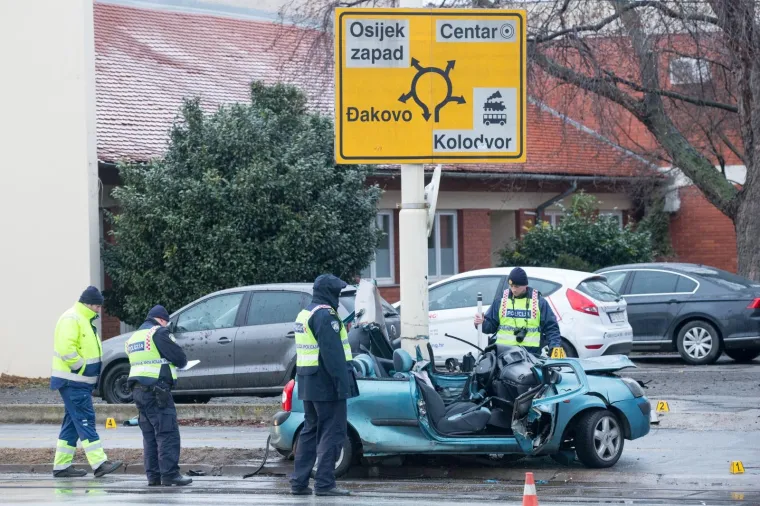 Te&scaron;ka prometna nesreća u Osijeku: Autom se zabio u stup i poginuo na mjestu