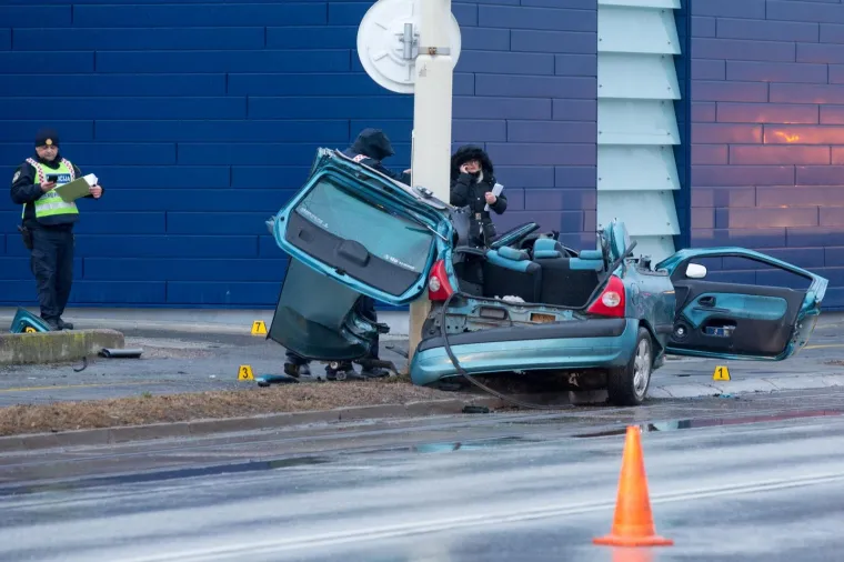 Te&scaron;ka prometna nesreća u Osijeku: Autom se zabio u stup i poginuo na mjestu
