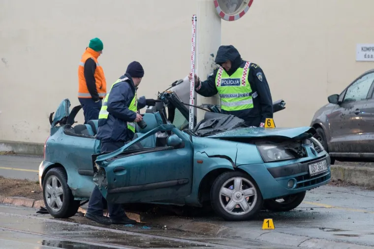Te&scaron;ka prometna nesreća u Osijeku: Autom se zabio u stup i poginuo na mjestu