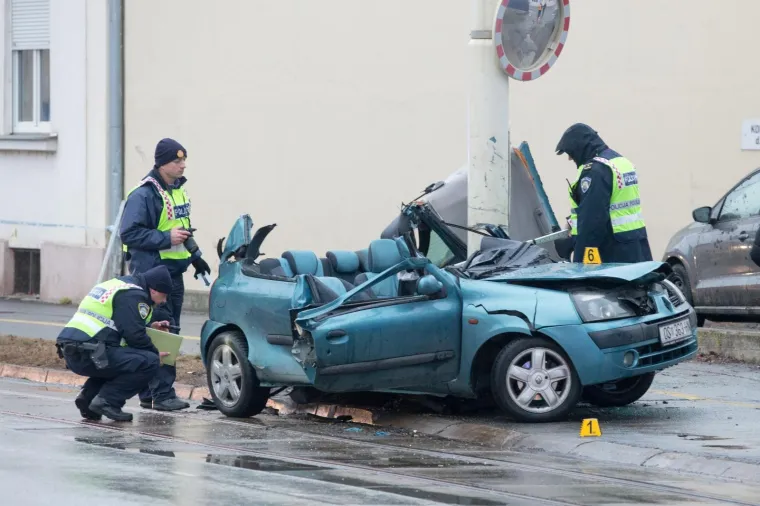 Te&scaron;ka prometna nesreća u Osijeku: Autom se zabio u stup i poginuo na mjestu