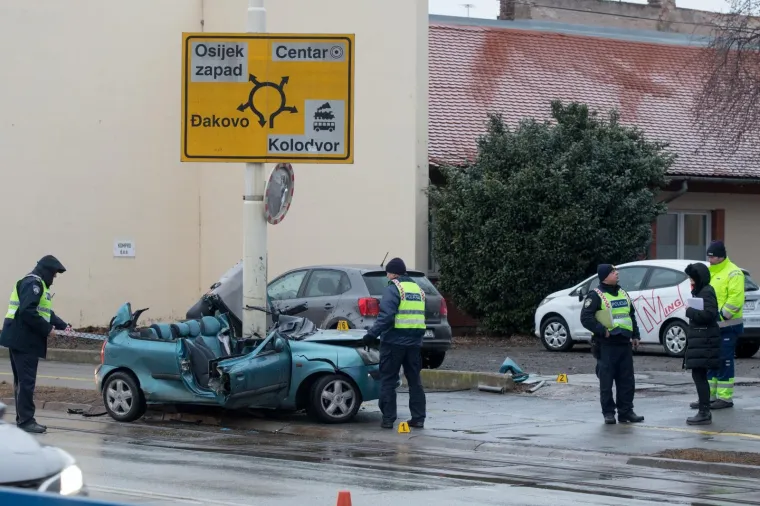 Te&scaron;ka prometna nesreća u Osijeku: Autom se zabio u stup i poginuo na mjestu