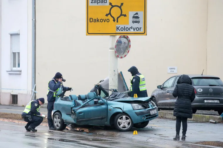 Te&scaron;ka prometna nesreća u Osijeku: Autom se zabio u stup i poginuo na mjestu