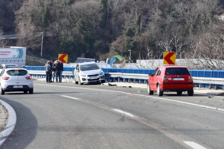 Filmska potjera na Svilnom: U jurnjavi stradalo i nekoliko 'usputnih' vozila!