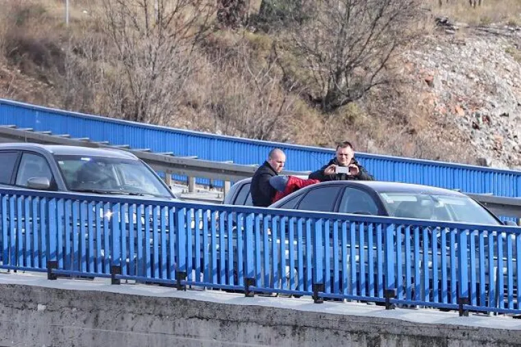 Filmska potjera na Svilnom: U jurnjavi stradalo i nekoliko 'usputnih' vozila!