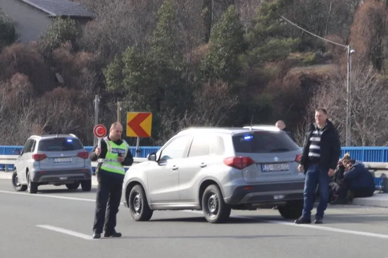 Filmska potjera na Svilnom: U jurnjavi stradalo i nekoliko 'usputnih' vozila!