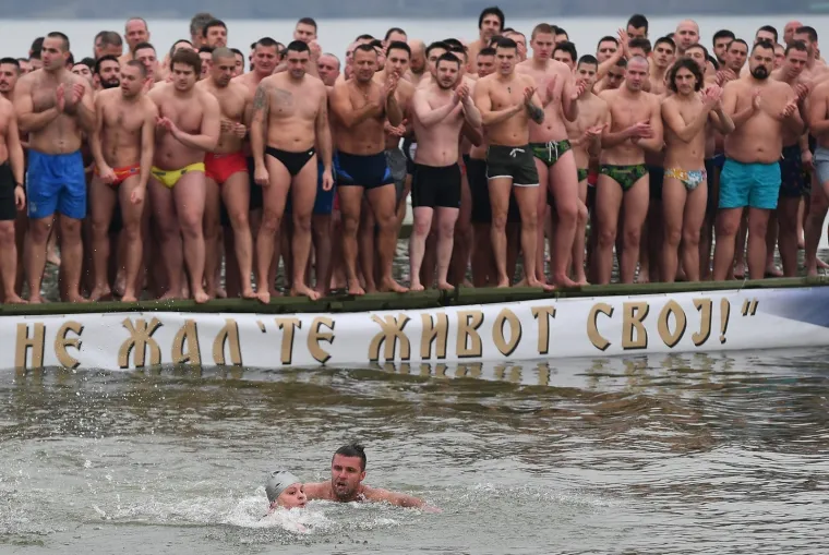HRABRI PRAVOSLAVCI NE BOJE SE HLADNOĆE: Za Bogojavljanje tradicionalno se okupali u ledenom Dunavu