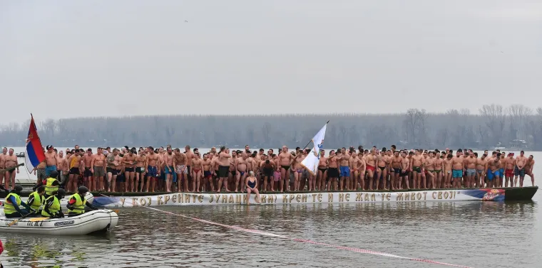 HRABRI PRAVOSLAVCI NE BOJE SE HLADNOĆE: Za Bogojavljanje tradicionalno se okupali u ledenom Dunavu