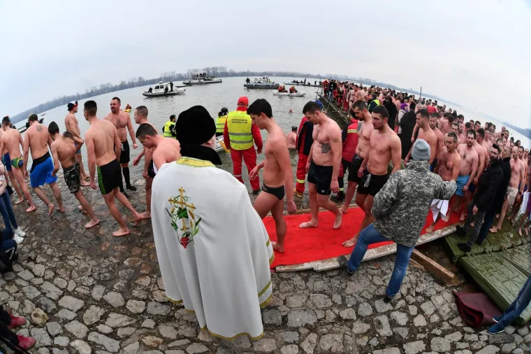 HRABRI PRAVOSLAVCI NE BOJE SE HLADNOĆE: Za Bogojavljanje tradicionalno se okupali u ledenom Dunavu