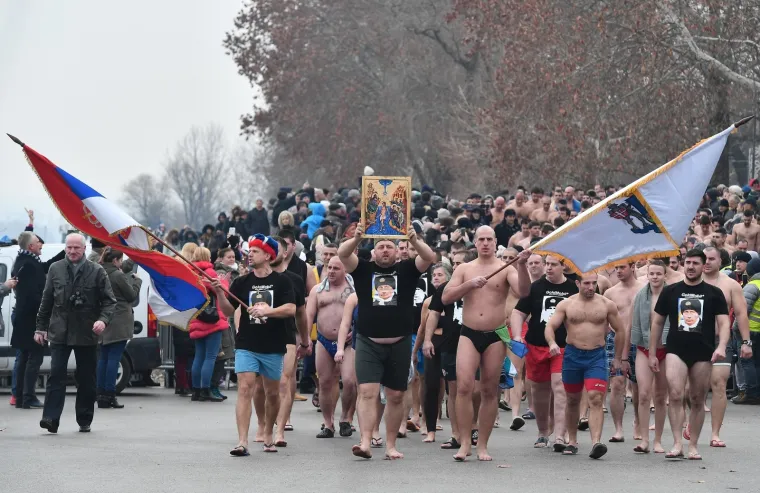 HRABRI PRAVOSLAVCI NE BOJE SE HLADNOĆE: Za Bogojavljanje tradicionalno se okupali u ledenom Dunavu