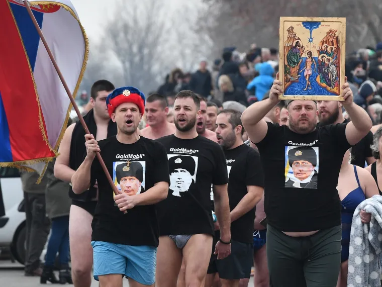 HRABRI PRAVOSLAVCI NE BOJE SE HLADNOĆE: Za Bogojavljanje tradicionalno se okupali u ledenom Dunavu