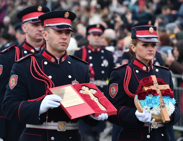 HRABRI PRAVOSLAVCI NE BOJE SE HLADNOĆE: Za Bogojavljanje tradicionalno se okupali u ledenom Dunavu