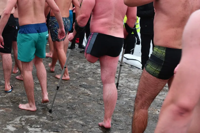 HRABRI PRAVOSLAVCI NE BOJE SE HLADNOĆE: Za Bogojavljanje tradicionalno se okupali u ledenom Dunavu