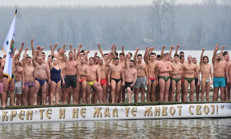 HRABRI PRAVOSLAVCI NE BOJE SE HLADNOĆE: Za Bogojavljanje tradicionalno se okupali u ledenom Dunavu
