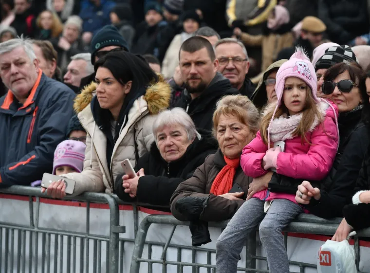 HRABRI PRAVOSLAVCI NE BOJE SE HLADNOĆE: Za Bogojavljanje tradicionalno se okupali u ledenom Dunavu