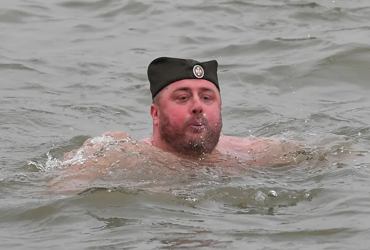 HRABRI PRAVOSLAVCI NE BOJE SE HLADNOĆE: Za Bogojavljanje tradicionalno se okupali u ledenom Dunavu