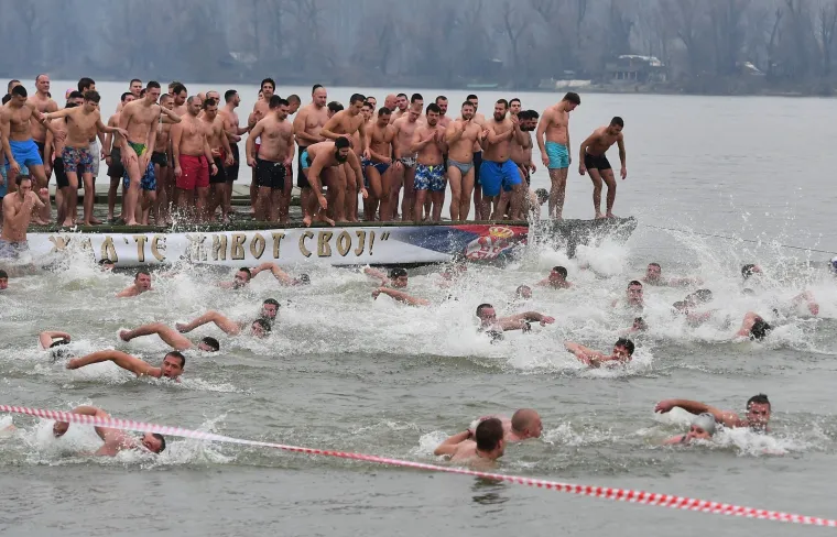 Na obali Dunava u Zemunu održano je tradiconalno plivanje za Bogojavljanje, kojim se obilježava ovaj pravoslavni praznik.