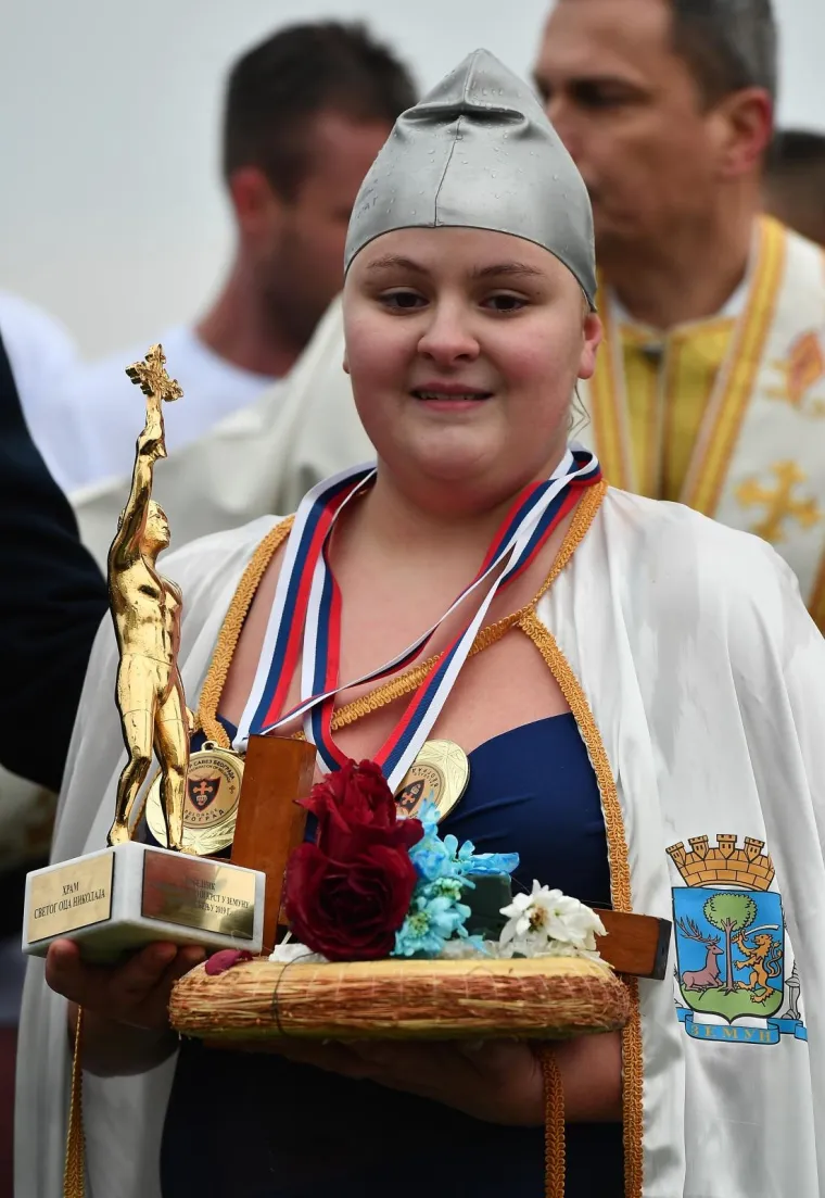 HRABRI PRAVOSLAVCI NE BOJE SE HLADNOĆE: Za Bogojavljanje tradicionalno se okupali u ledenom Dunavu