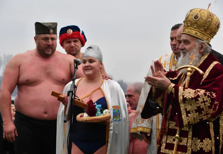 HRABRI PRAVOSLAVCI NE BOJE SE HLADNOĆE: Za Bogojavljanje tradicionalno se okupali u ledenom Dunavu