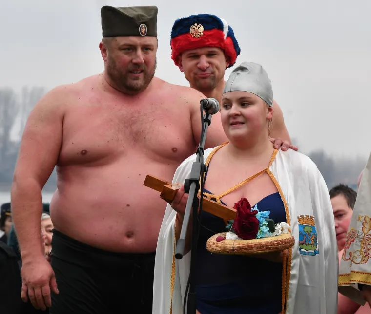 HRABRI PRAVOSLAVCI NE BOJE SE HLADNOĆE: Za Bogojavljanje tradicionalno se okupali u ledenom Dunavu