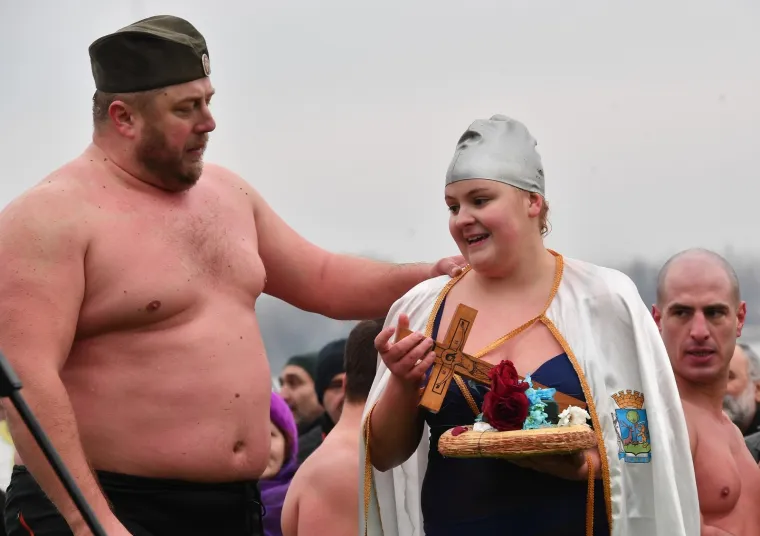 HRABRI PRAVOSLAVCI NE BOJE SE HLADNOĆE: Za Bogojavljanje tradicionalno se okupali u ledenom Dunavu