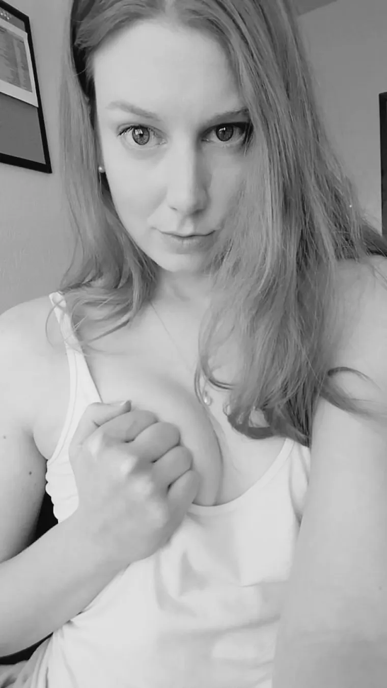 GOLE NA POSLU: Nije jasno žele li ne&scaron;to od kolega ili ih samo besramno provociraju... U svakom slučaju ne skrivaju ba&scaron; ni&scaron;ta