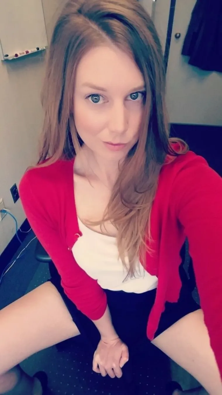 GOLE NA POSLU: Nije jasno žele li ne&scaron;to od kolega ili ih samo besramno provociraju... U svakom slučaju ne skrivaju ba&scaron; ni&scaron;ta