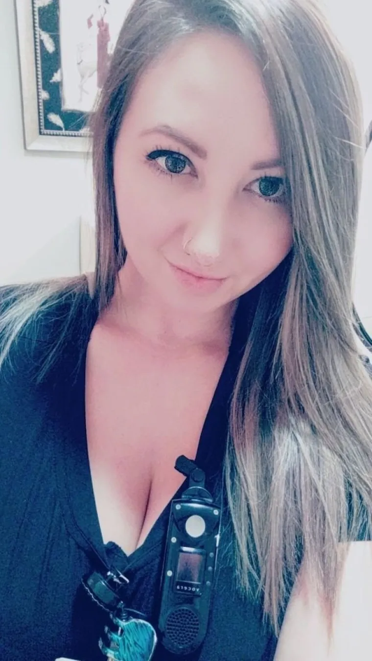 GOLE NA POSLU: Nije jasno žele li ne&scaron;to od kolega ili ih samo besramno provociraju... U svakom slučaju ne skrivaju ba&scaron; ni&scaron;ta