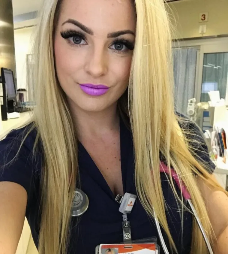 GOLE NA POSLU: Nije jasno žele li ne&scaron;to od kolega ili ih samo besramno provociraju... U svakom slučaju ne skrivaju ba&scaron; ni&scaron;ta