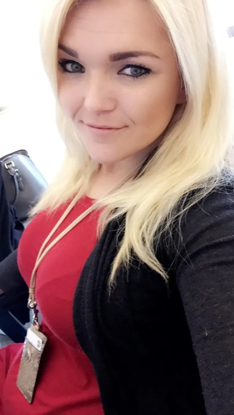 GOLE NA POSLU: Nije jasno žele li ne&scaron;to od kolega ili ih samo besramno provociraju... U svakom slučaju ne skrivaju ba&scaron; ni&scaron;ta