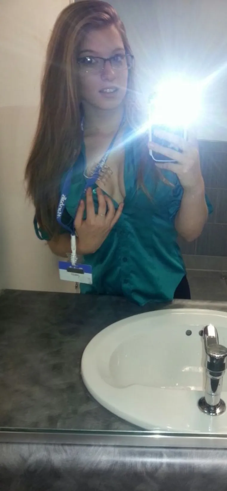 GOLE NA POSLU: Nije jasno žele li ne&scaron;to od kolega ili ih samo besramno provociraju... U svakom slučaju ne skrivaju ba&scaron; ni&scaron;ta