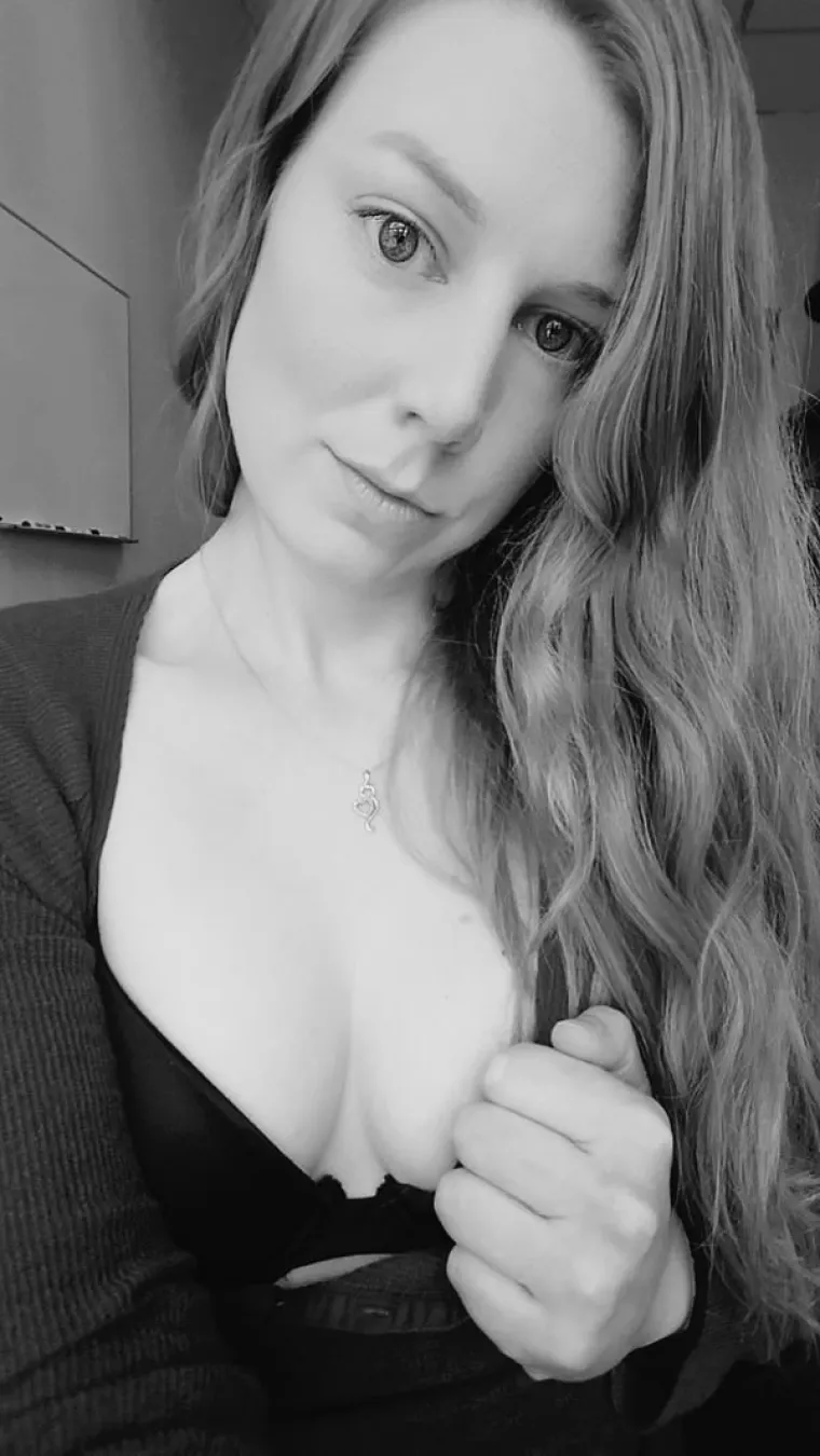 GOLE NA POSLU: Nije jasno žele li ne&scaron;to od kolega ili ih samo besramno provociraju... U svakom slučaju ne skrivaju ba&scaron; ni&scaron;ta