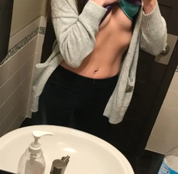 GOLE NA POSLU: Nije jasno žele li ne&scaron;to od kolega ili ih samo besramno provociraju... U svakom slučaju ne skrivaju ba&scaron; ni&scaron;ta