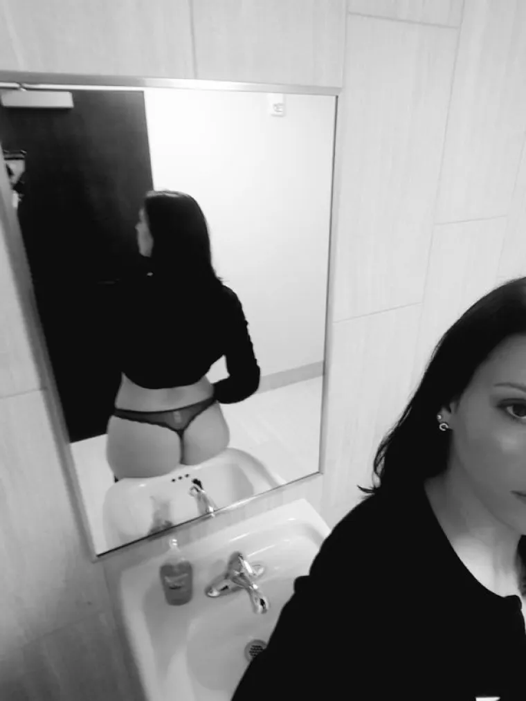 GOLE NA POSLU: Nije jasno žele li ne&scaron;to od kolega ili ih samo besramno provociraju... U svakom slučaju ne skrivaju ba&scaron; ni&scaron;ta