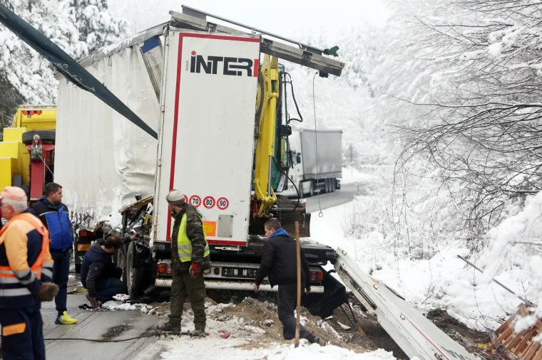PROMET DRŽAVNOM CESTOM D1 BIO U PREKIDU 4 SATA: Izvlačili kamion s prikolicom koji je sletio prije dva dana