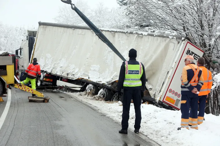 PROMET DRŽAVNOM CESTOM D1 BIO U PREKIDU 4 SATA: Izvlačili kamion s prikolicom koji je sletio prije dva dana