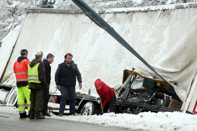 PROMET DRŽAVNOM CESTOM D1 BIO U PREKIDU 4 SATA: Izvlačili kamion s prikolicom koji je sletio prije dva dana